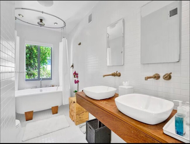 Building Photo - 7537 W Treasure Dr