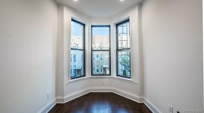 Building Photo - 167 Russell St