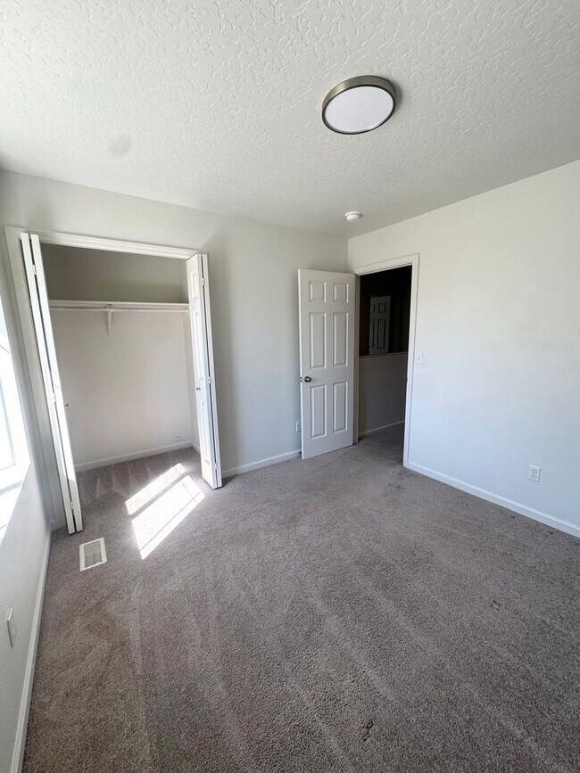 Building Photo - Spacious 5-Bedroom Home in Prime Nampa Location