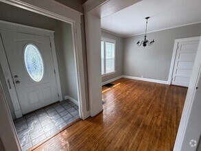 Building Photo - Home Near Bradley University
