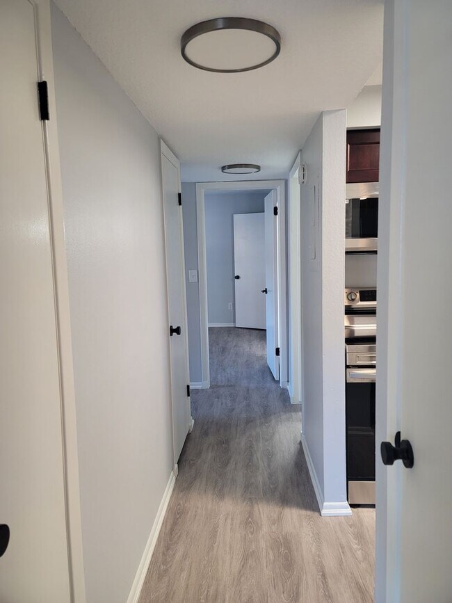 Building Photo - Conveniently located! Renovated 1 yr ago