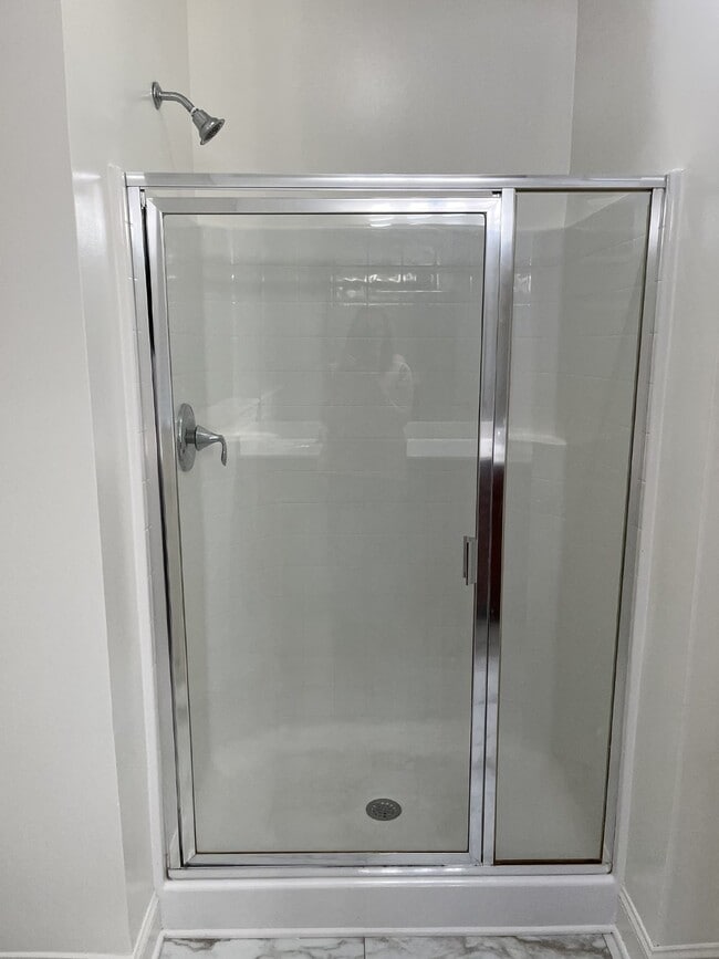 Building Photo - "Charming 4-Bed Gem with Guest Suite & Mod...