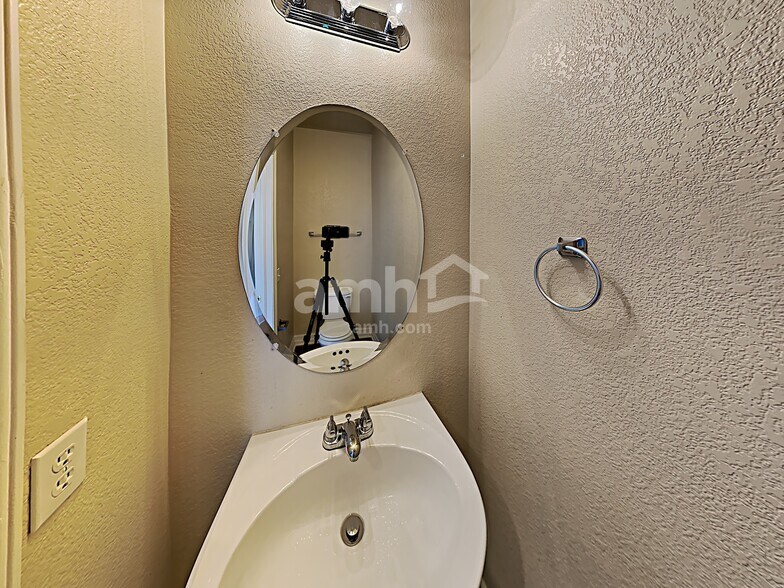 Building Photo - 13945 Jasmine St