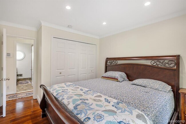 Building Photo - 297 Vreeland Dr