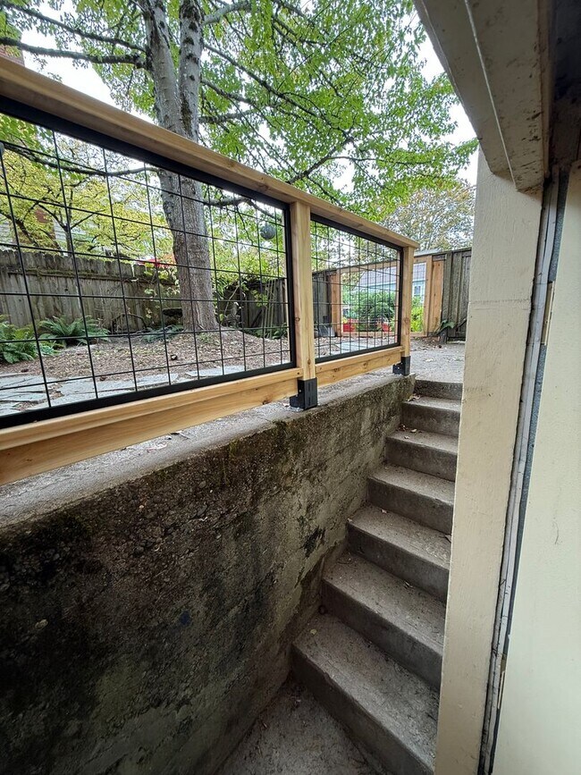 Building Photo - Charming Sellwood Gem in the Heart of SE P...