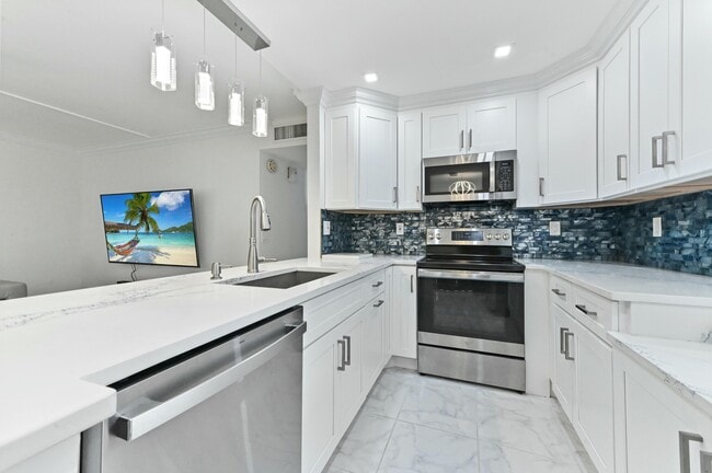 Building Photo - 548 Burgundy L