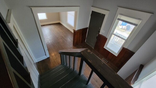 Building Photo - 3 bedroom house with fenced backyard