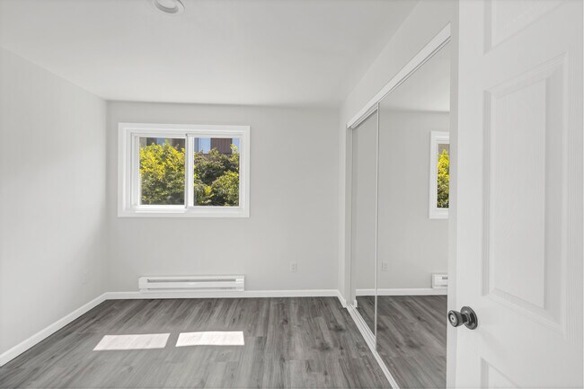 Building Photo - 10607 Des Moines Memorial Dr S