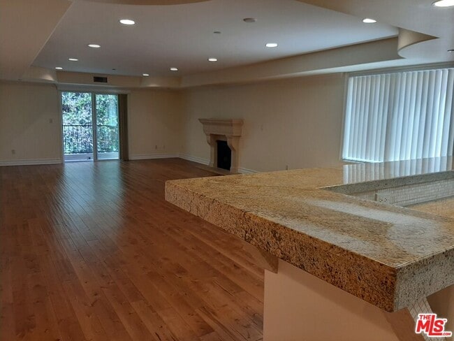 Building Photo - 10390 La Grange Ave