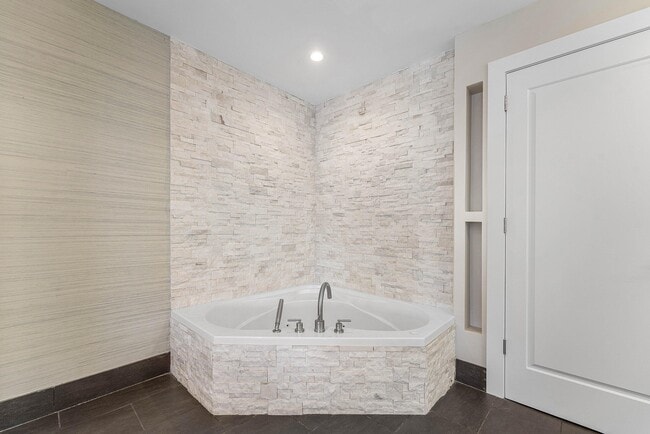 Building Photo - 811 Palm Trail