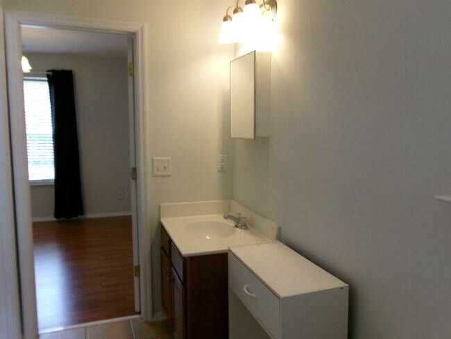 Building Photo - 3 bedroom, 2.5 bath home located in Bellegrove Preserve