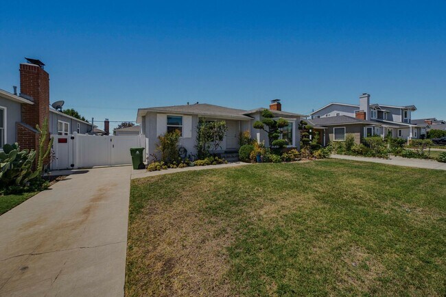 Building Photo - 8339 Kenyon Ave