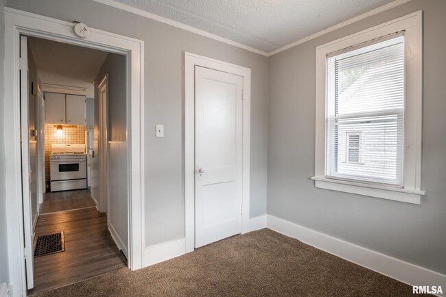 Building Photo - 4515 Drake Dr