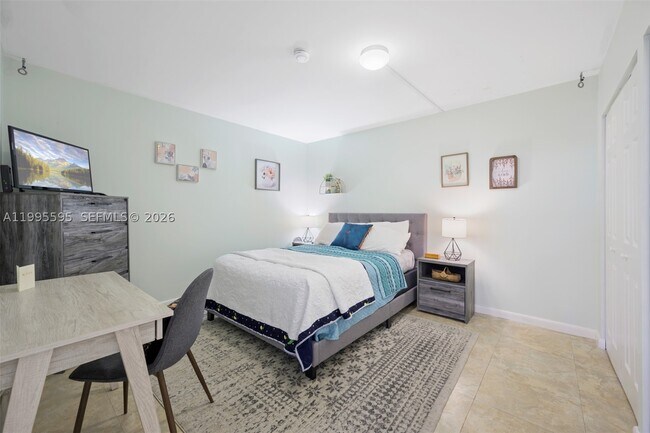 Building Photo - 20515 E Country Club Dr