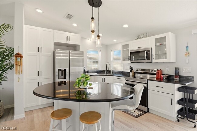 Building Photo - 158 Nanaimo Trail