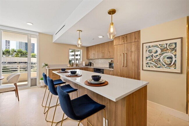 Building Photo - 1402 Brickell Bay Dr