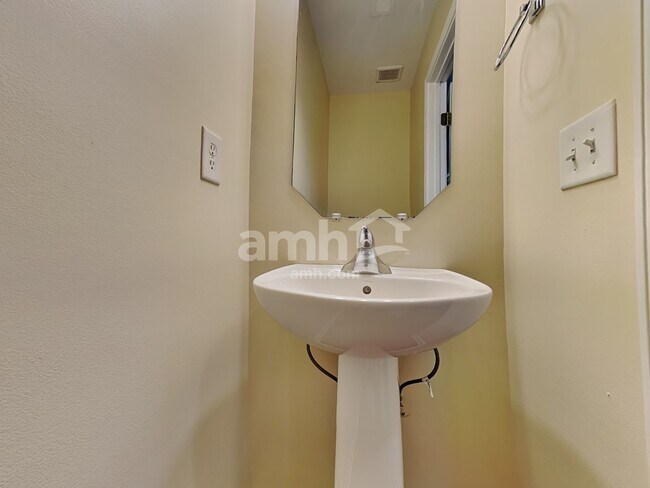 Building Photo - 3005 Quail Oaks Dr