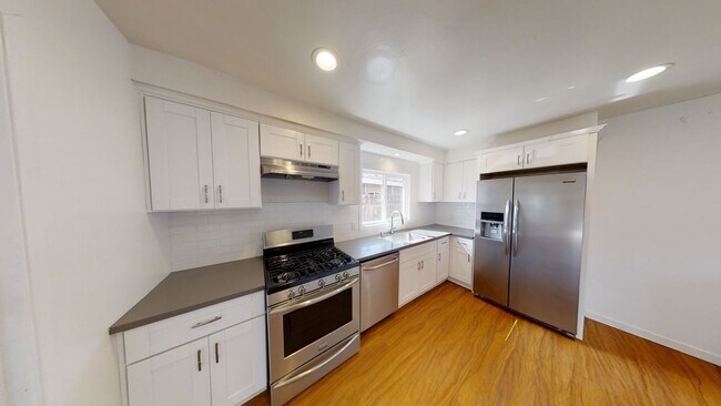 Building Photo - 7BD/3BA, Great Backyard w/ POOL!!! (Lease ...