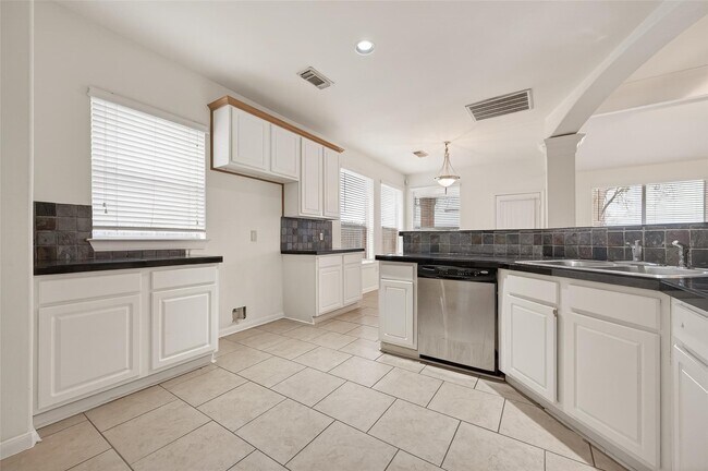 Building Photo - 14914 W Bend Dr