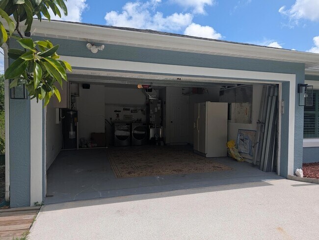 Building Photo - 625 Coconut Ave N