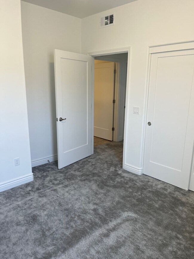 Building Photo - Spacious 3 Bedroom 2 Full Bath Condo with Stunning Views and Energy Savings