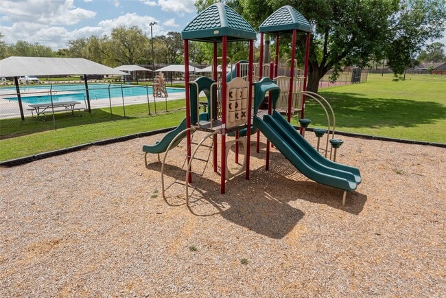 Building Photo - 1915 Mustang Springs Dr