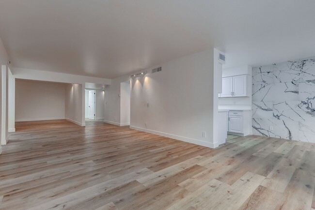 Building Photo - 435 N Oakhurst Dr