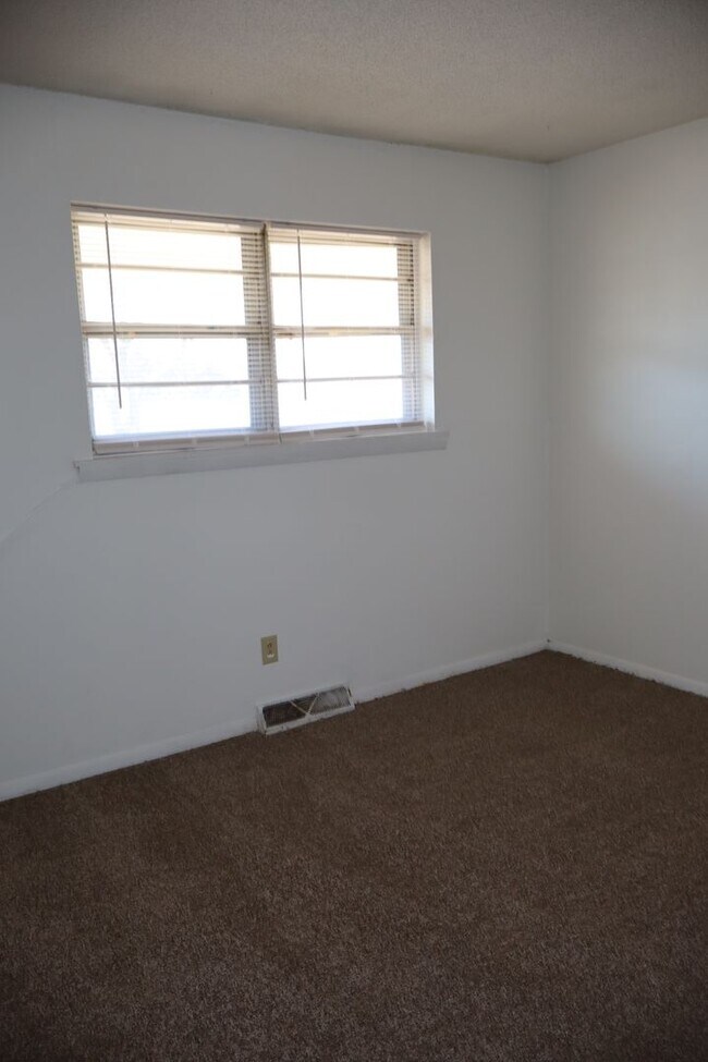 Building Photo - 2306 Tremaine Dr