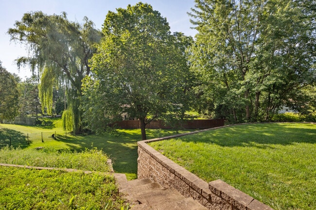 Building Photo - 10003 Crestridge Dr