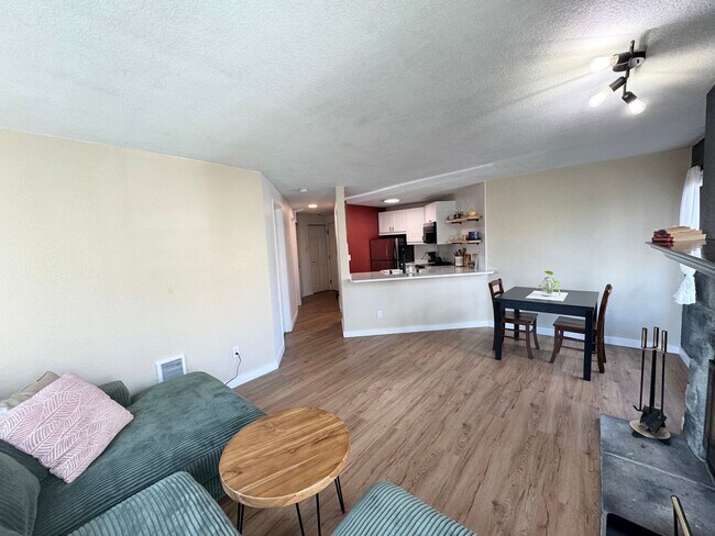 Building Photo - Updated, light flooded corner 1 bedroom 1 bath condo in Madison Valley