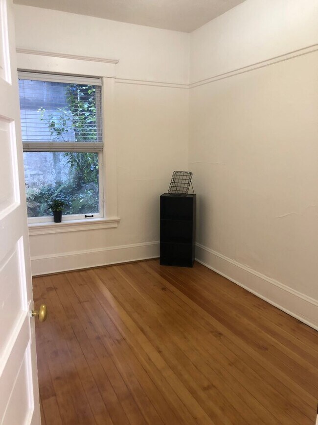 Building Photo - Cute CORNER 1 BR- high ceilings, clawfoot tub, up to 3 pets! One month FREE!