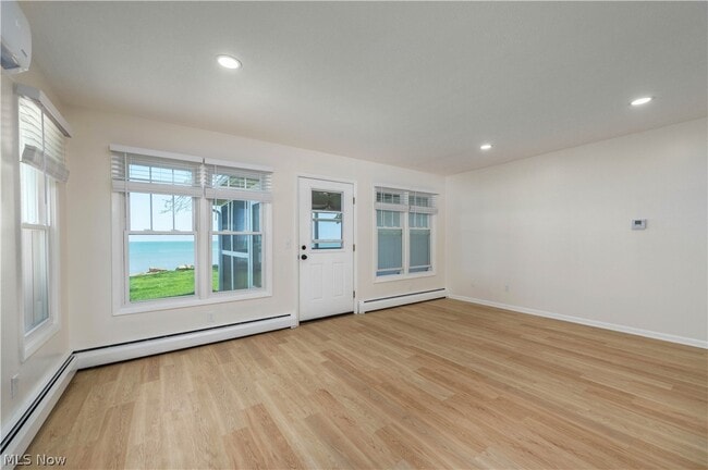 Building Photo - 3844 Edgewater Dr