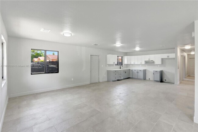 Building Photo - 861 NW 6th Ave