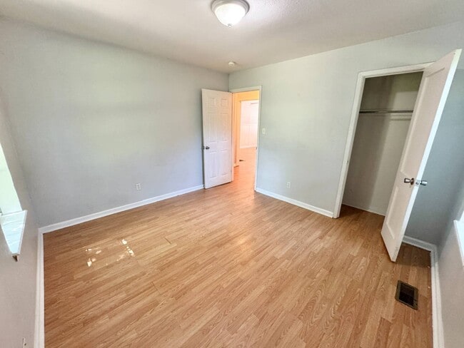 Building Photo - 902 E Rose Dr