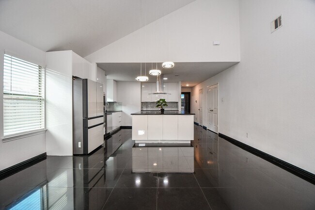 Building Photo - 2015 Treasure Mountain Dr