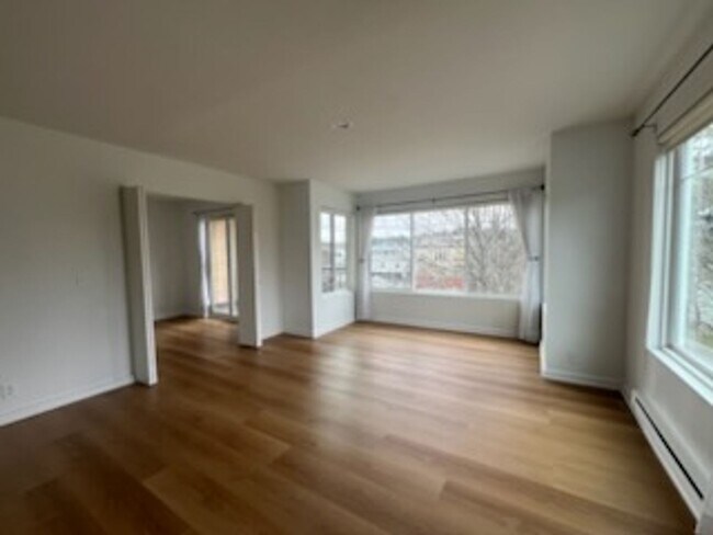 Building Photo - **Bright & Updated 2-Bedroom Condo with Water View in Friday Harbor!**