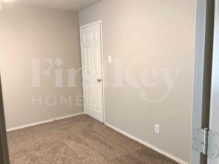 Building Photo - 5704 Creekhollow Dr