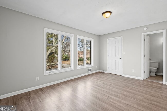 Building Photo - 2127 Golfview Dr SE