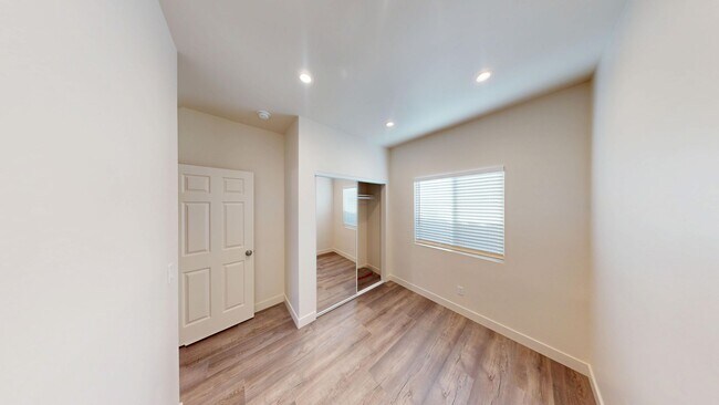 Building Photo - 4BD/2BA on East Falls! Newer Build & Rooftop Deck!