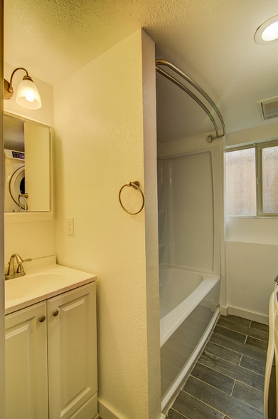 Building Photo - 512 N 79th St