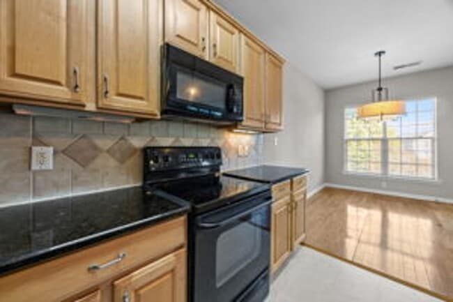 Building Photo - Charming 2 Bed + Office Condo in the Heart...