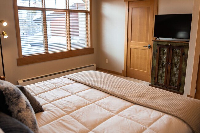 Building Photo - Immaculate Spanish Peaks Condo with Hot Tub & Pool Access