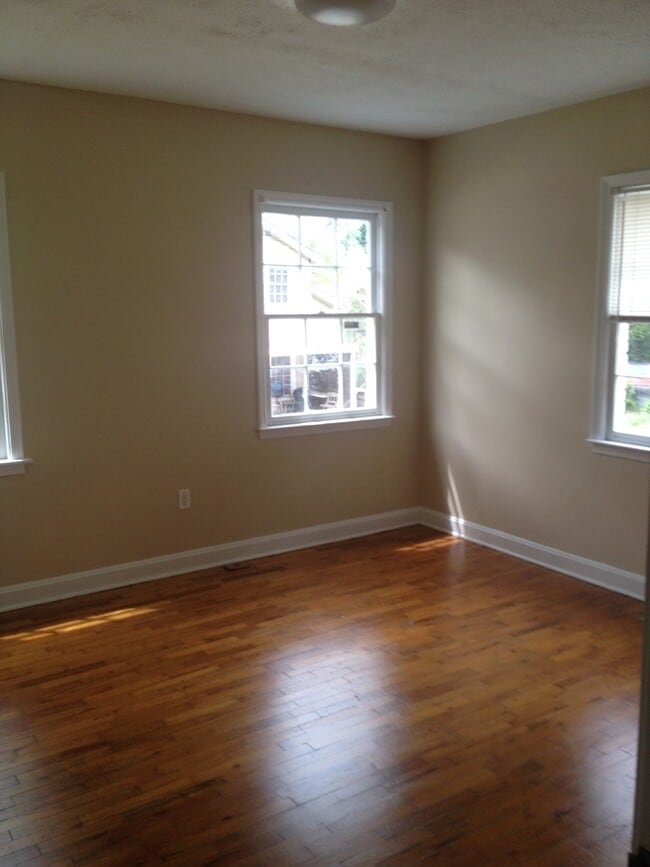 Building Photo - **AVAILABLE NOW**3 Bedroom / 2 Bathroom Ho...