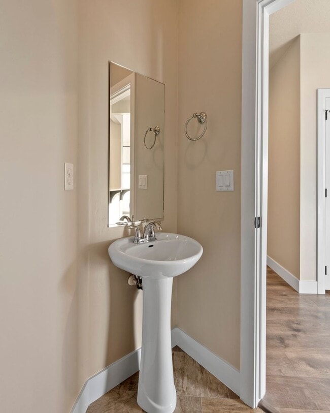 Building Photo - ** Move-In Bonus!** 3 Bed 2.5 Bath Townhom...