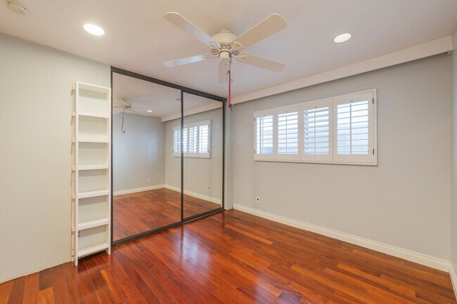 Building Photo - Cozy Condo in Manhattan Beach!