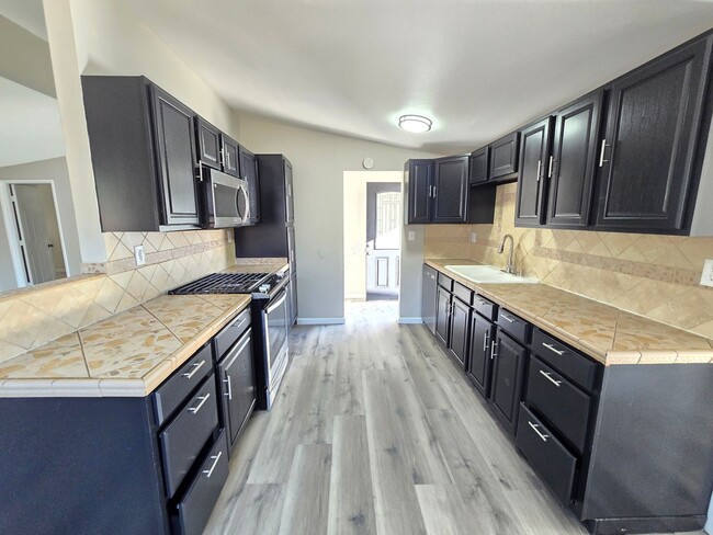 Building Photo - Spacious 4- Bedroom Remodeled Home in Palm...