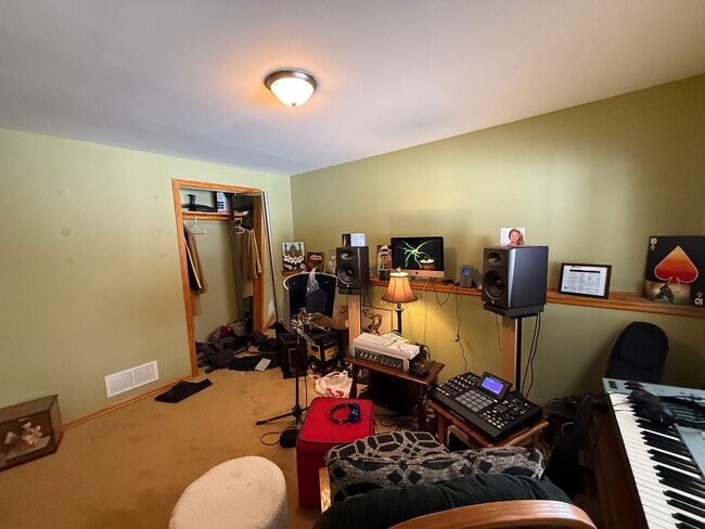 Building Photo - Spacious 5 Bedroom Home in Andover | Finished Walkout | 3-Car Garage