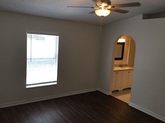 Building Photo - 914 Stallion Way