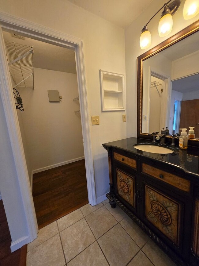 Building Photo - Springtree - Beautiful, spacious home