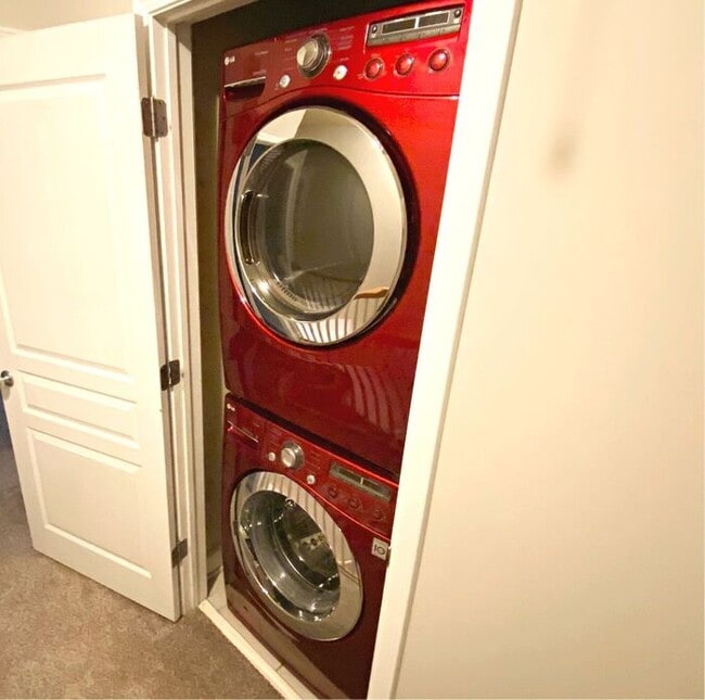 Building Photo - Hot 2 bed 2.5 bath townhome  in Uptown Charlotte!